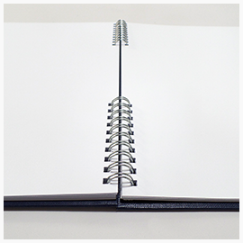 Drucke im Hardcover mit Skip-Bindung Aufgeschlagenes Buch mit zweigeteilter Skip-Bindung